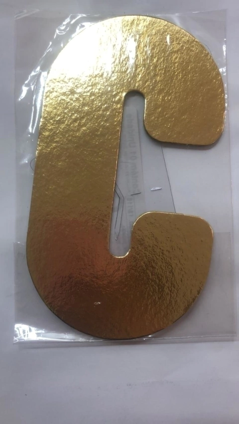 Letra laminada C ouro Kaixote