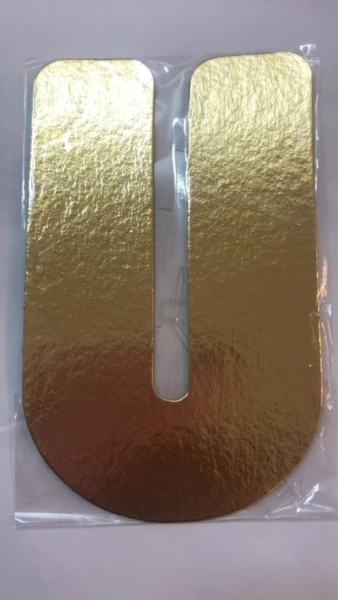 Letra laminada U dourada kaixote