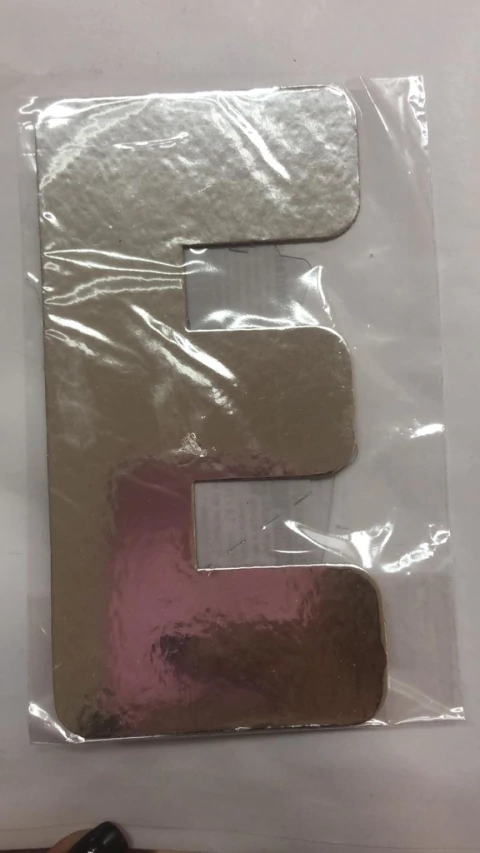 Letra laminada E prata Kaixote