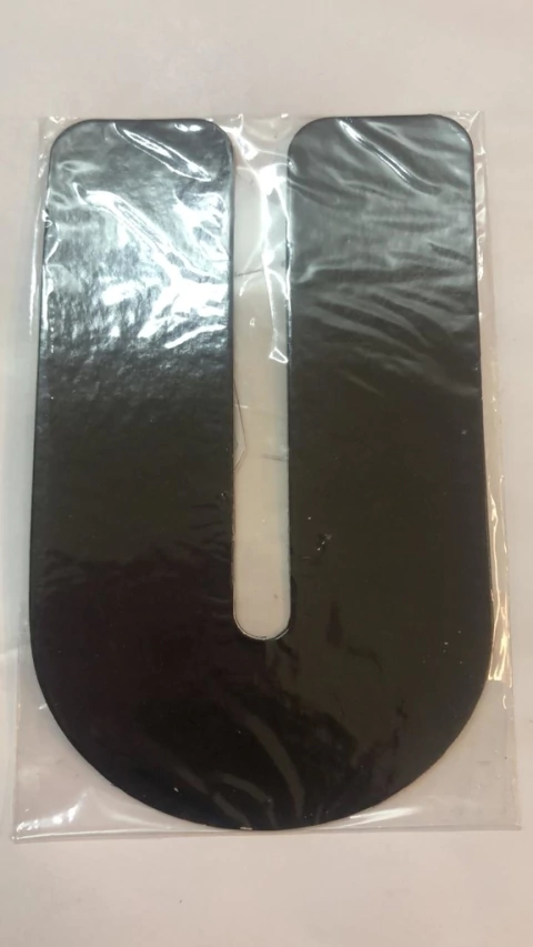 Letra U preta kaixote