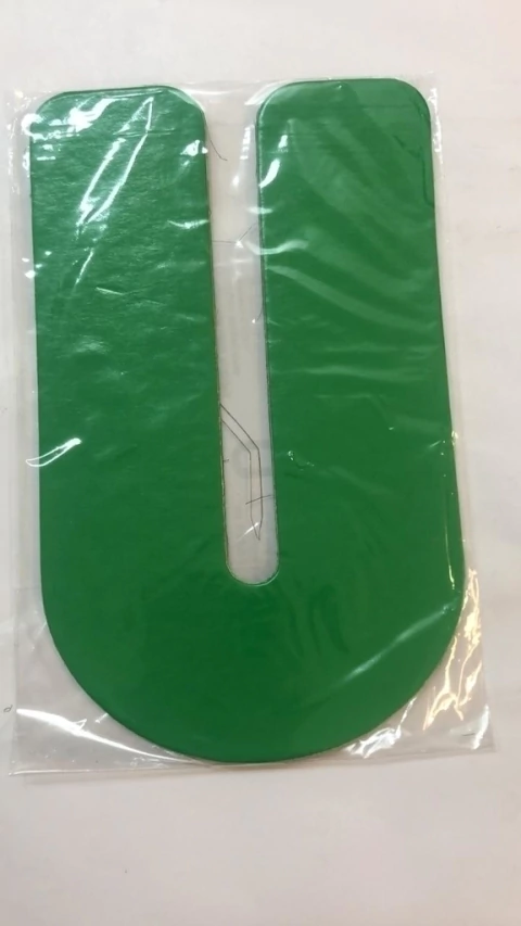 Letra U verde escuro kaixote