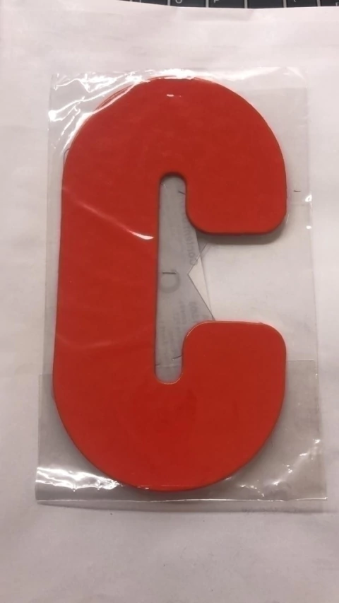 Letra C vermelho Kaixote