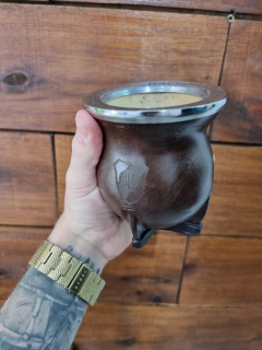 Mate CAMIONERO premium grabado a laser en el cuero virola ACERO - Bombillas y Mates Uruguayos LA USINA