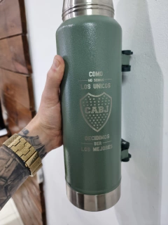 Termo STANLEY verde grabado en internet