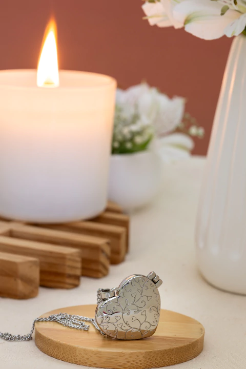 Colar Relicário Banhado em formato de Coração (Corrente Aço inox 45 cm) - comprar online