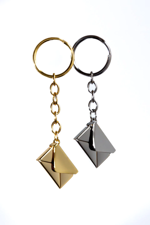 Chaveiro Relicário Letter em Formato de Envelope