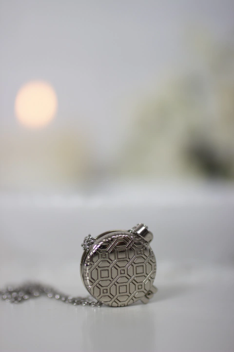 Colar relicário redondo prateado
