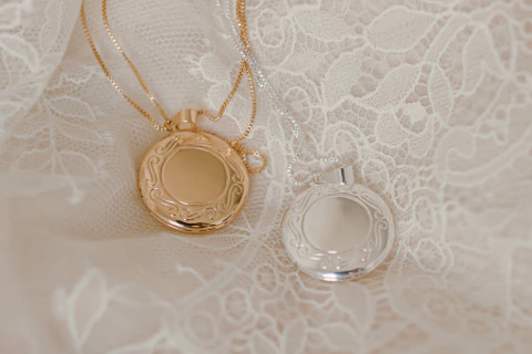 Colar Relicário Semijoia Redondo Memories com Arabescos Delicados - comprar online