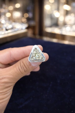 Anel Triangular com Pirita na internet