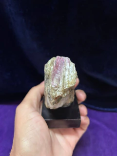 Turmalina Rosa Bruta na Matriz com Base Expositora - 305g - comprar online