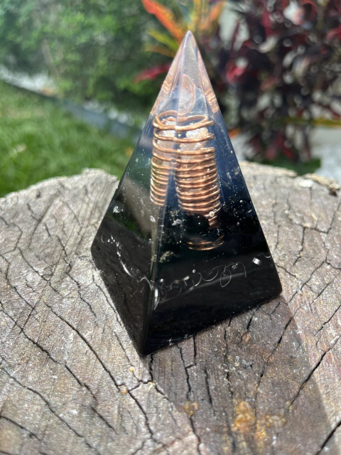 Pirâmide Orgonite Mini Nubian Turmalina Negra - Proteção