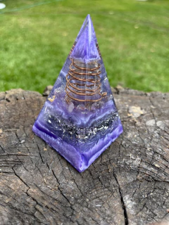 Pirâmide Orgonite Nubian Ametista na internet