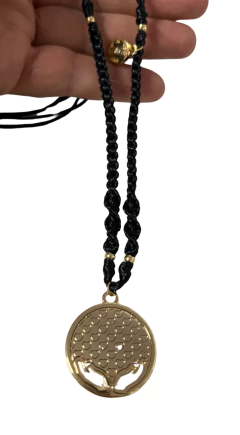 Colar de Macramê com Pingente Dourado - Entrego, Confio, Aceito, Agradeço. na internet