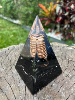 Pirâmide Orgonite Mini Nubian Turmalina Negra - Proteção na internet