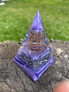 Pirâmide Orgonite Nubian Ametista
