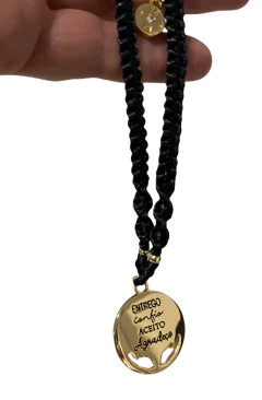 Colar de Macramê com Pingente Dourado - Entrego, Confio, Aceito, Agradeço. - comprar online