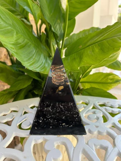 Pirâmide Orgonite Líder Preto - Proteção Energética - comprar online