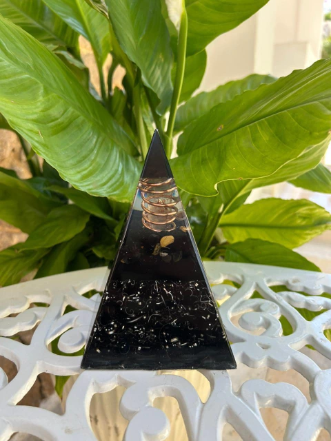 Pirâmide Orgonite Líder Preto - Proteção Energética - comprar online