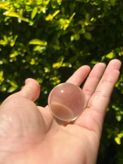 Esfera de vidro transparente pequena na internet