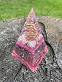 Pirâmide Mini Nubian Quartzo Rosa