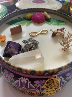 Vela Mágica Energética Aromática - Alecrim e Folha de Tangerina com cristais, flores e ervas.