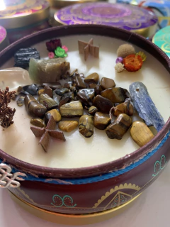 Vela Mágica Energética Aromática - Verbena e Patchouli com cristais, flores e ervas.