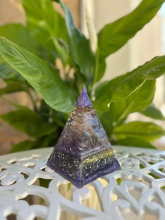 Pirâmide de Orgonite com Ametista - Transmutação Energética - Líder Lilás A2 na internet