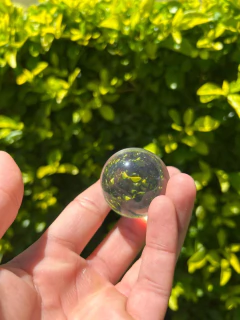 Esfera de vidro transparente pequena