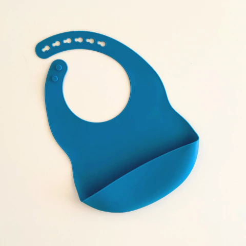 Babero de silicona azul petróleo