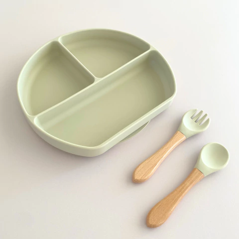 Plato con cubiertos de silicona Crema