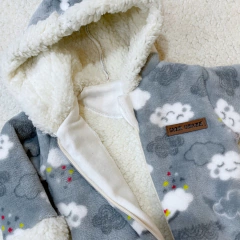Campera de polar soft nubecitas (ÚLTIMO 9-12M) - Saque Buraque
