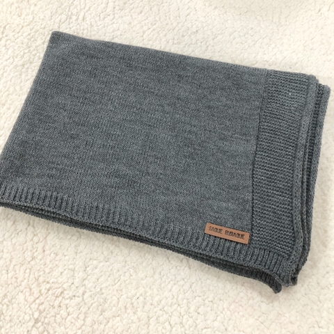 Manta tejida gris oscuro