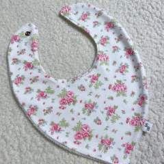 Babero toalla con broche rosas fucsia - comprar online