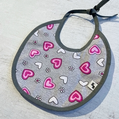 Babero con tira corazones gris - comprar online