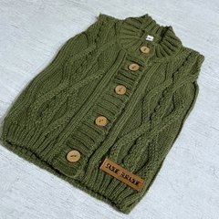 Chaleco tejido verde en internet