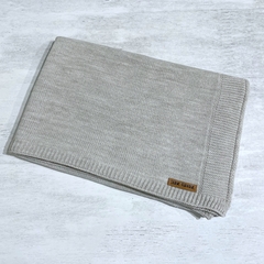 Manta tejida gris claro en internet