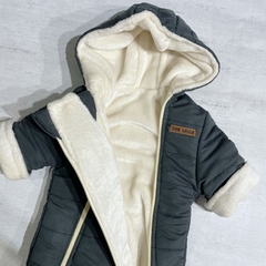 Astronauta verde con polar soft crudo + mitones - Saque Buraque