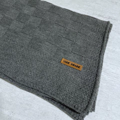 Manta tejida cuadritos gris oscuro - Saque Buraque