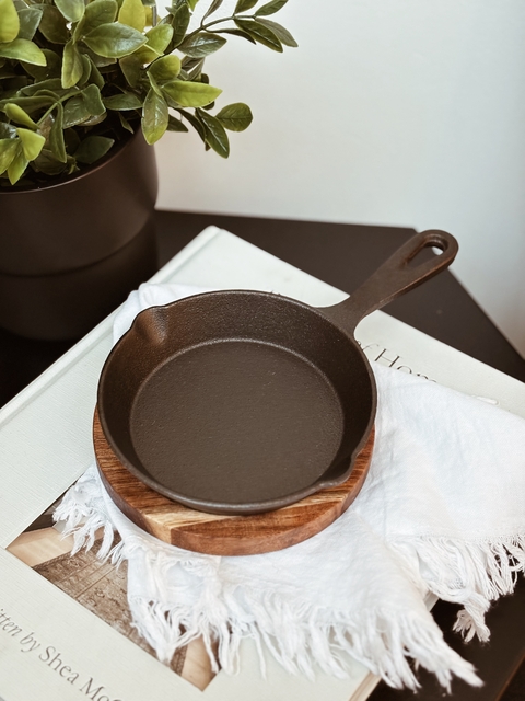 Provoletera Hierro con base Acacia - comprar online