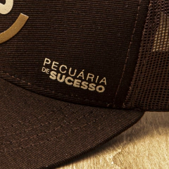 Detalhes Boné marca Pecuária de Sucesso, cor marrom