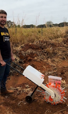 PLANTADEIRA E ADUBADEIRA MANUAL GIRATÓRIA DE PRECISÃO BRUTAL - BG-10 - FRETE GRÁTIS na internet