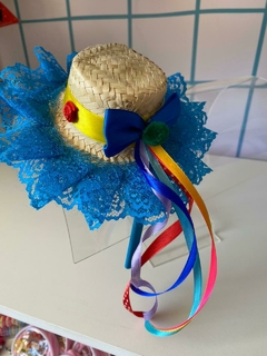 TIARA CHAPÉU JUNINO- RENDA AZUL - Sorrir e Colorir | Roupas Coloridas e Divertidas