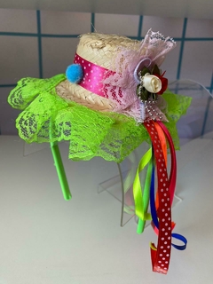 TIARA CHAPÉU JUNINO- RENDA VERDE LIMÃO - Sorrir e Colorir | Roupas Coloridas e Divertidas