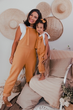 Jardineira ajustável infantil - Mostarda - comprar online