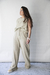 Mujer posando con un pantalón de lino color beige de la colección Milos de SAHA. El conjunto incluye una blusa sin mangas y un lazo en la cintura.
