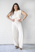 Pantalón Milos de SAHA, color blanco, de corte amplio, usado por una modelo con una blusa sin mangas.