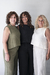 Tres mujeres posando juntas, vestidas con blusas de diferentes colores y texturas, mostrando el estilo de la blusa Milos de SAHA.