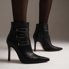 Bota / Botineta de Cuero con Taco Fino y Detalle de Hebillas - comprar online