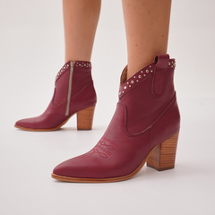 Bota Texana de Cuero con Detalle de Tachas en Contorno
