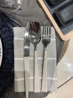 SERVILLETA DE TELA GRIS A RAYAS BLANCAS x6 uni